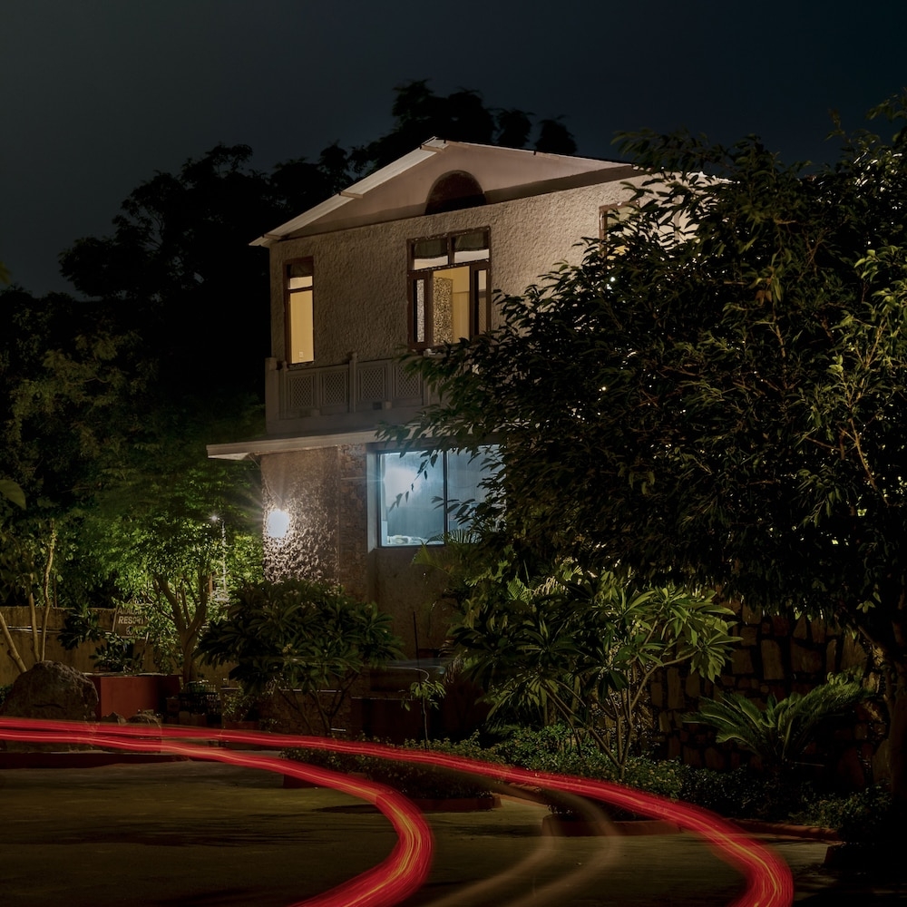 숙박 시설 정면 - 저녁/밤