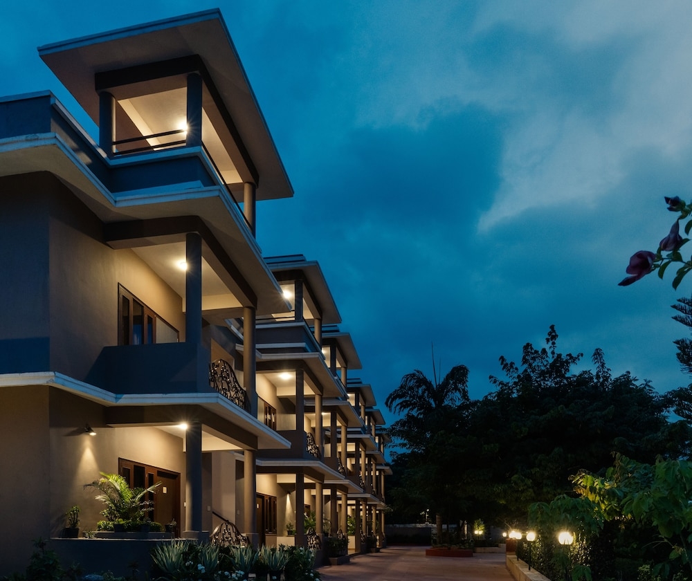 숙박 시설 정면 - 저녁/밤