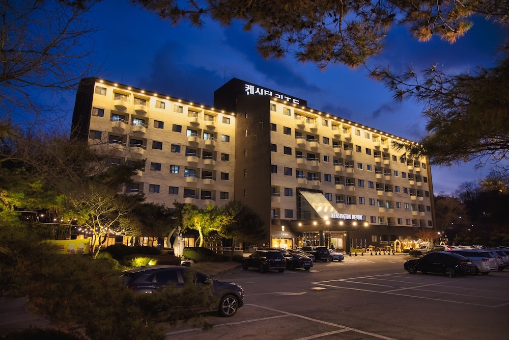 숙박 시설 정면 - 저녁/밤