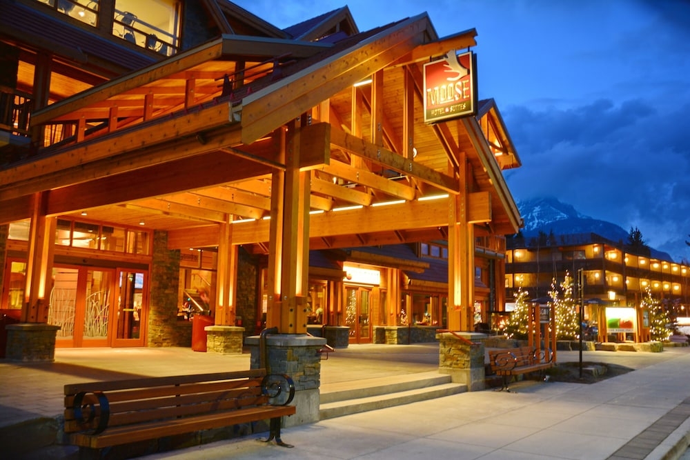 숙박 시설 정면 - 저녁/밤