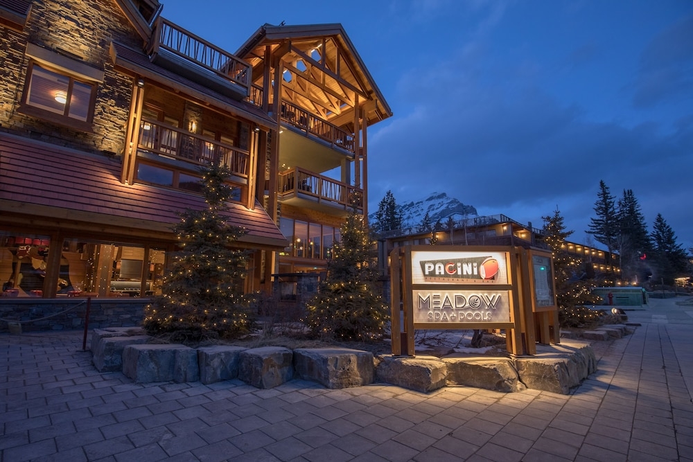 숙박 시설 정면 - 저녁/밤