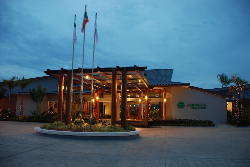 숙박 시설 정면 - 저녁/밤