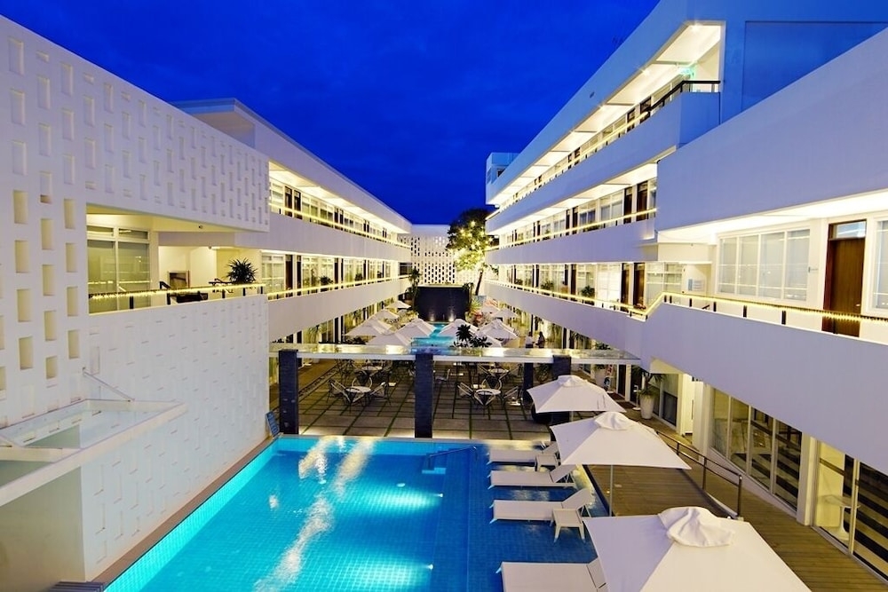 숙박 시설 정면 - 저녁/밤