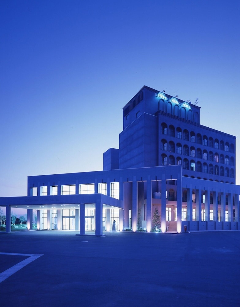 숙박 시설 정면 - 저녁/밤