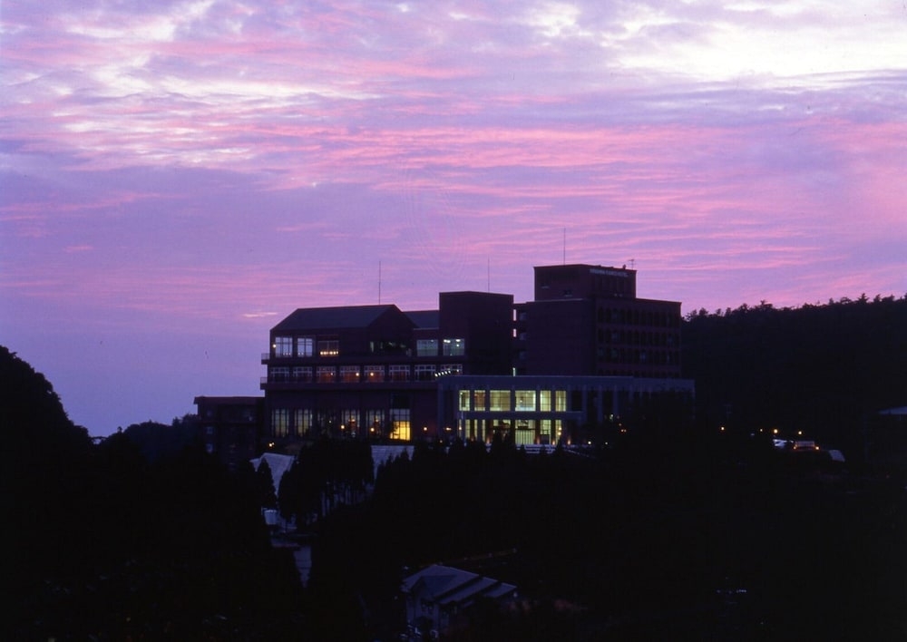 숙박 시설 정면 - 저녁/밤