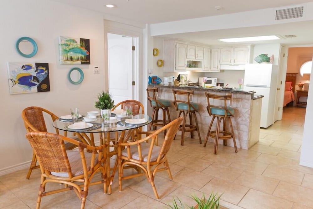 객실 내 식사 공간