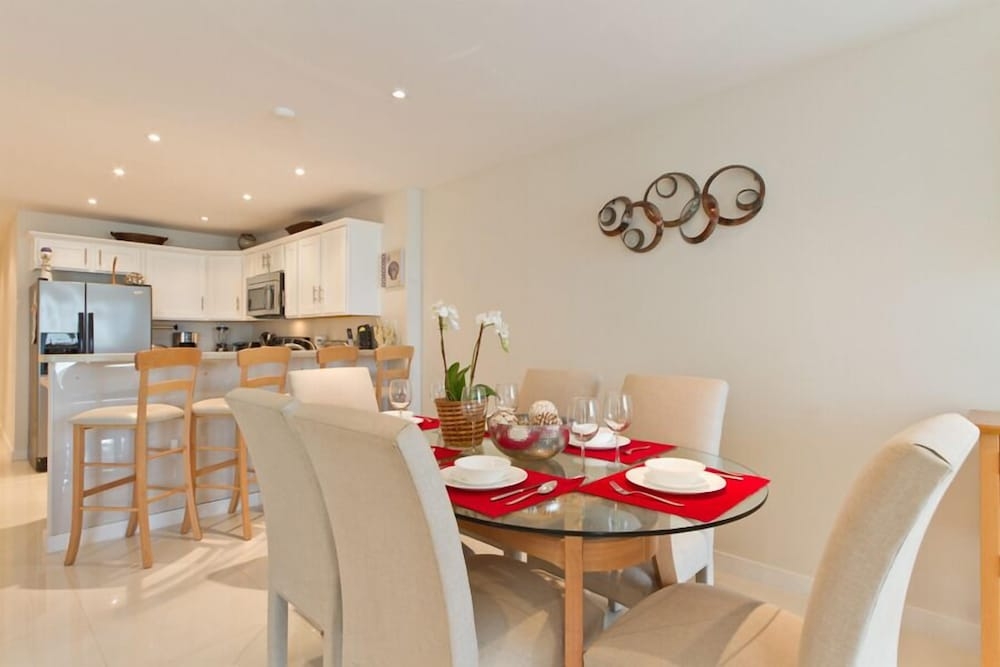 객실 내 식사 공간