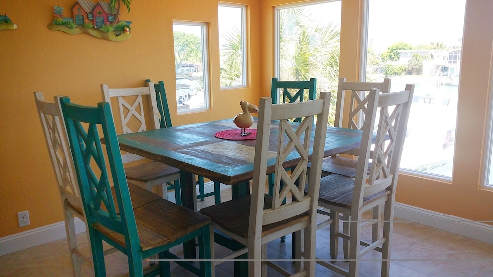 객실 내 식사 공간