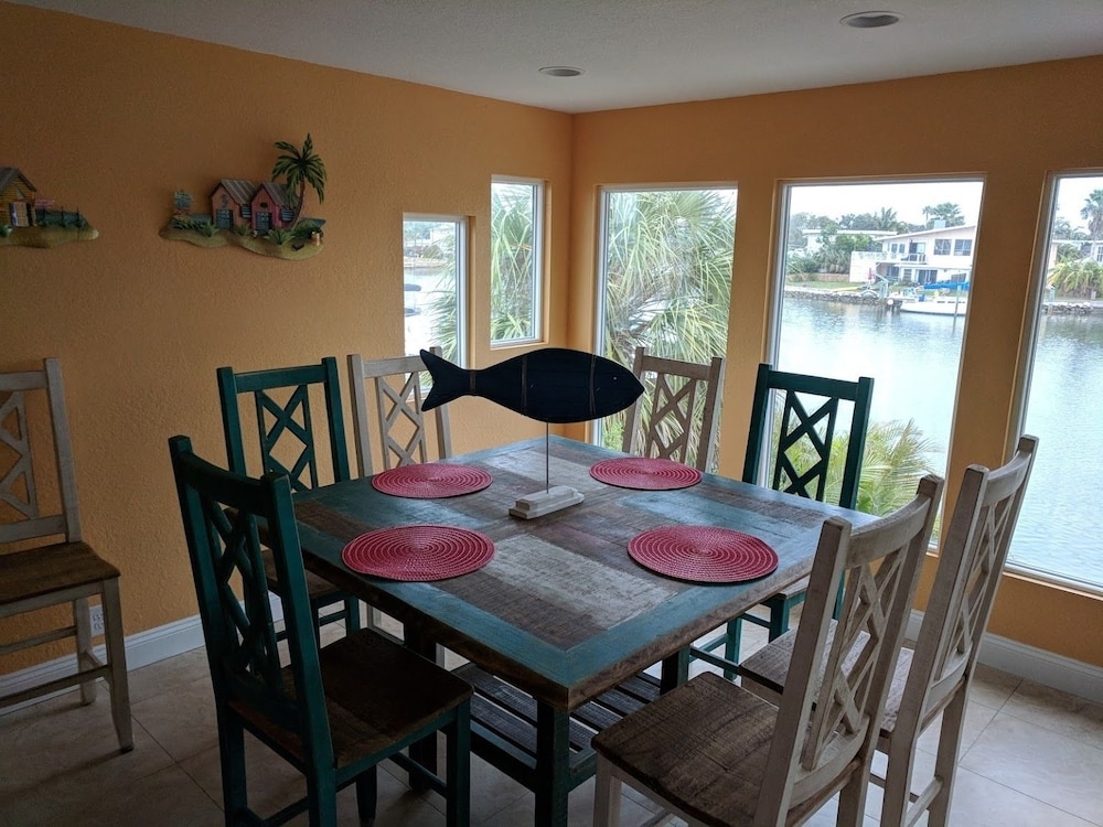 객실 내 식사 공간