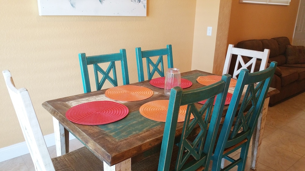 객실 내 식사 공간