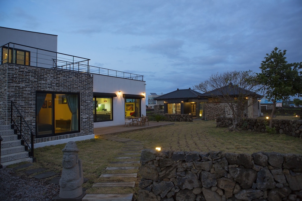 숙박 시설 정면 - 저녁/밤