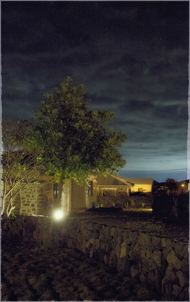 숙박 시설 정면 - 저녁/밤