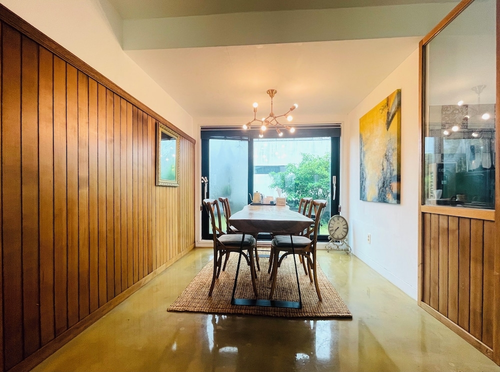 객실 내 식사 공간