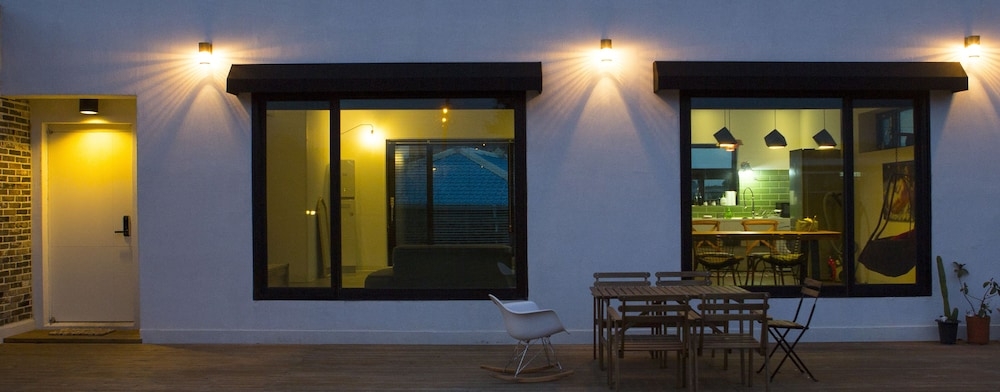 숙박 시설 정면 - 저녁/밤