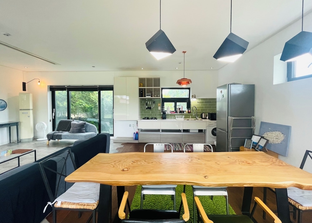 객실 내 식사 공간