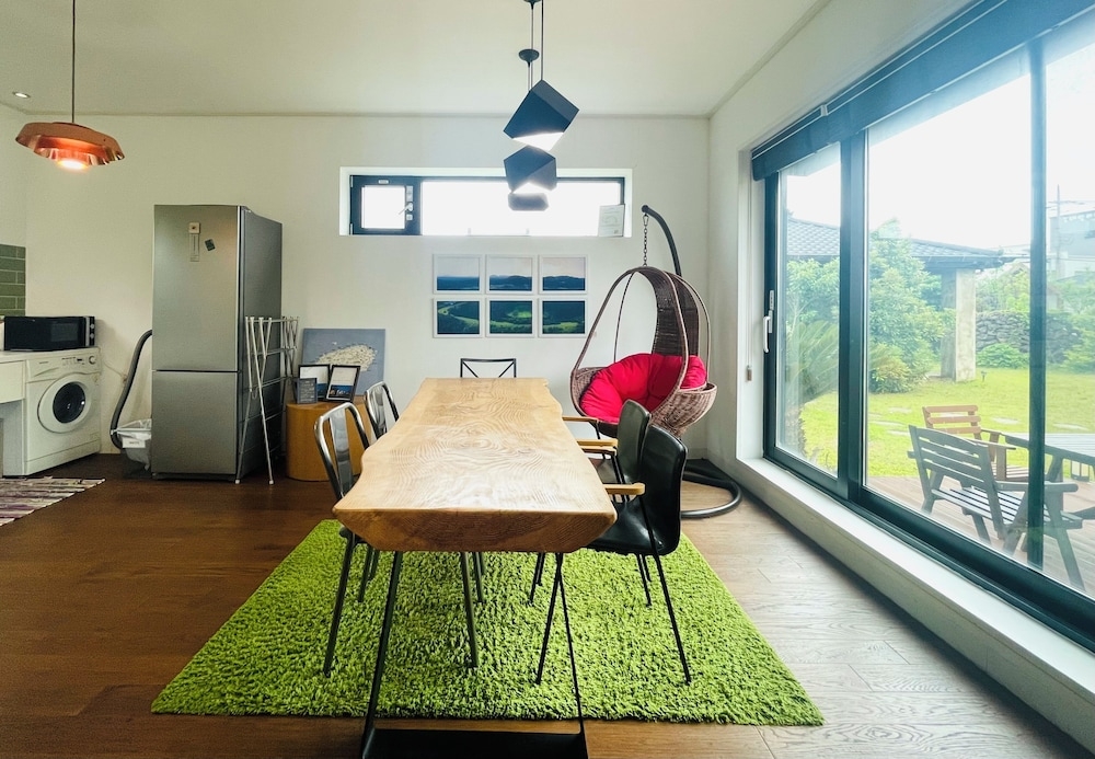 객실 내 식사 공간