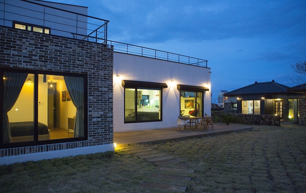 숙박 시설 정면 - 저녁/밤