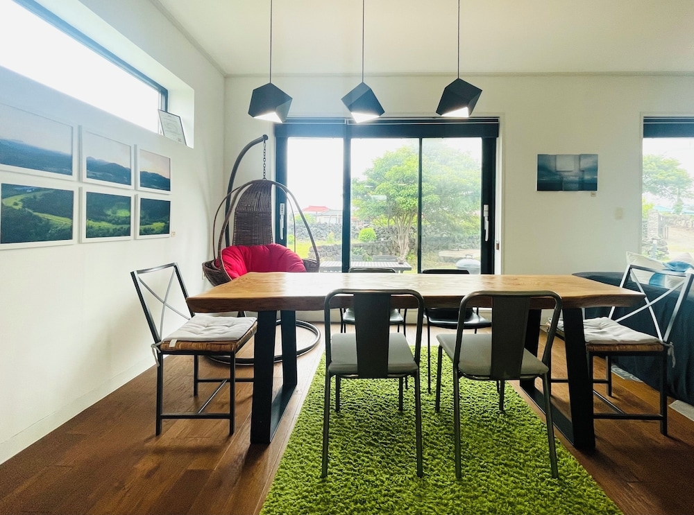 객실 내 식사 공간