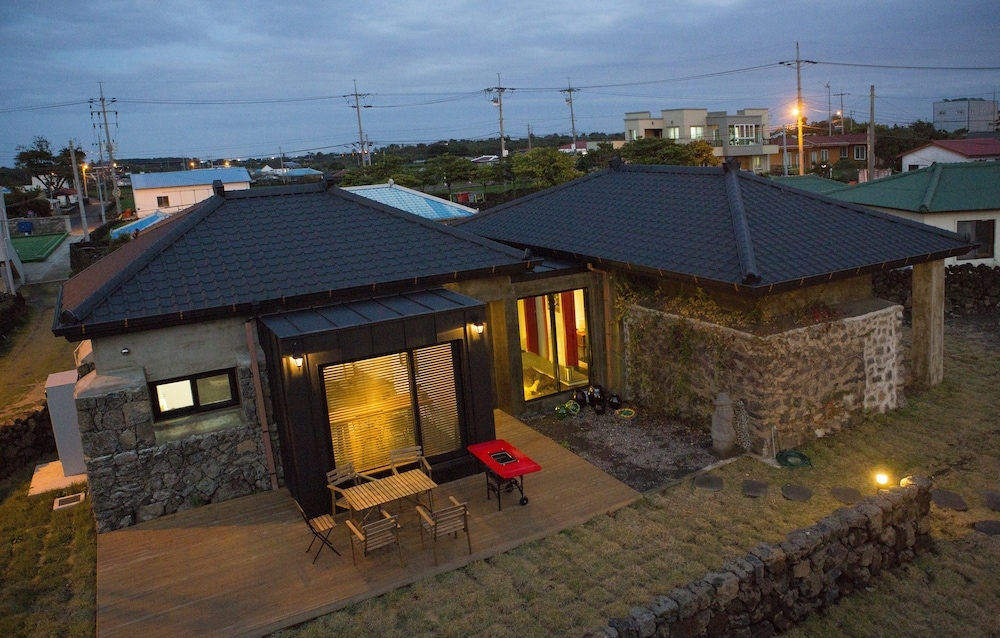 숙박 시설 정면 - 저녁/밤