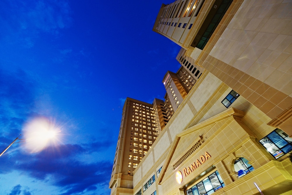 숙박 시설 정면 - 저녁/밤