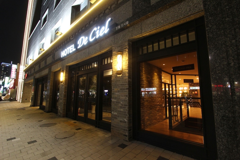 숙박 시설 정면 - 저녁/밤