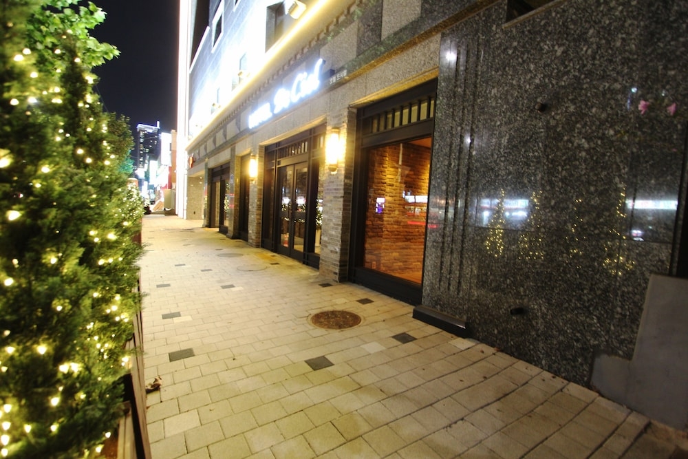 숙박 시설 정면 - 저녁/밤