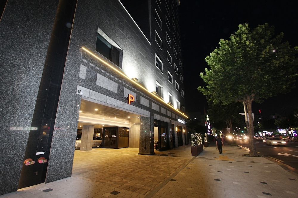 숙박 시설 정면 - 저녁/밤