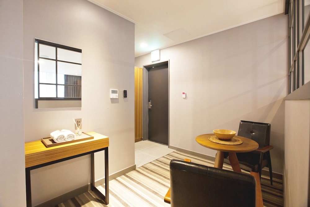 객실 내 식사 공간