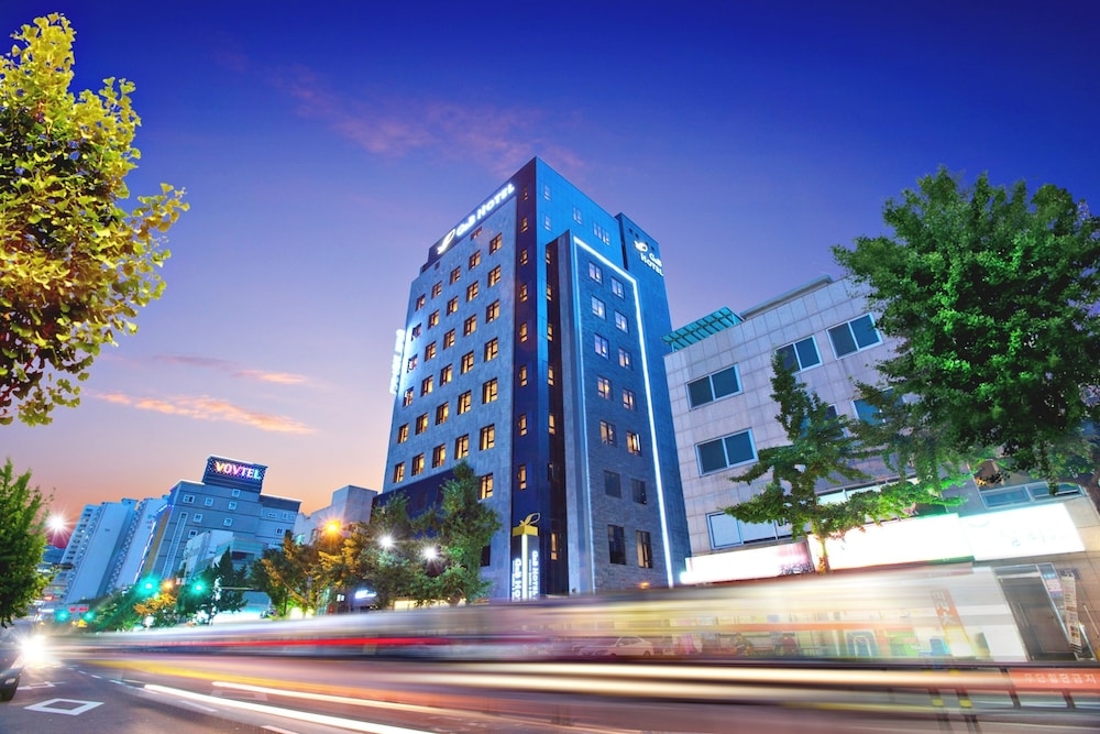 숙박 시설 정면 - 저녁/밤