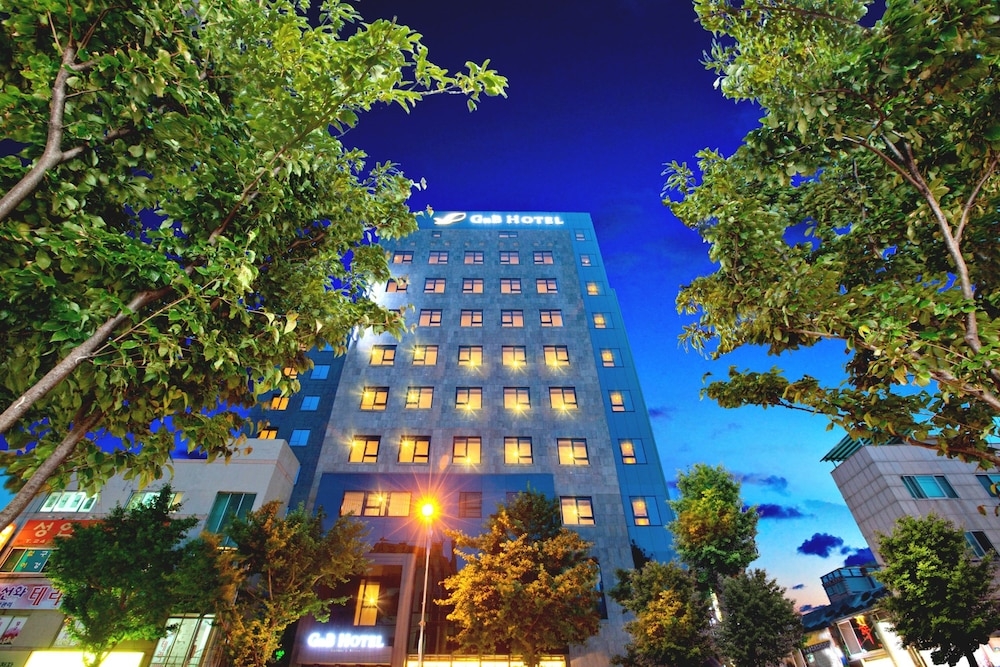 숙박 시설 정면 - 저녁/밤