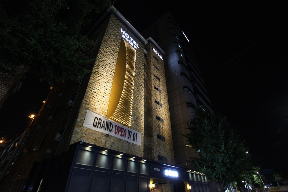 숙박 시설 정면 - 저녁/밤