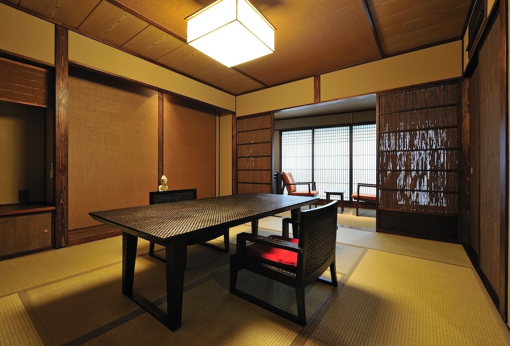 객실 내 식사 공간