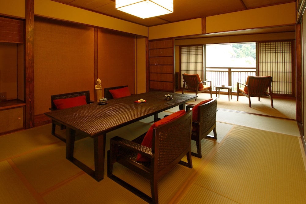 객실 내 식사 공간