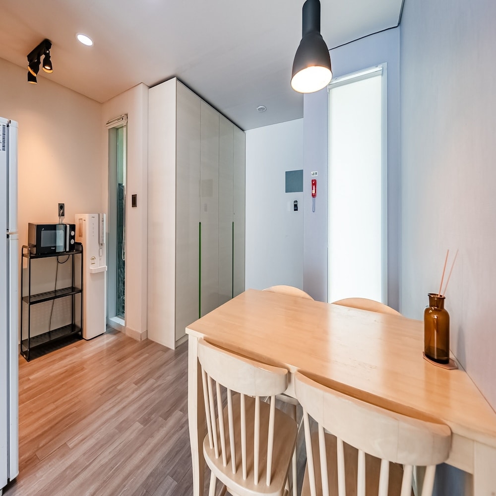 객실 내 식사 공간