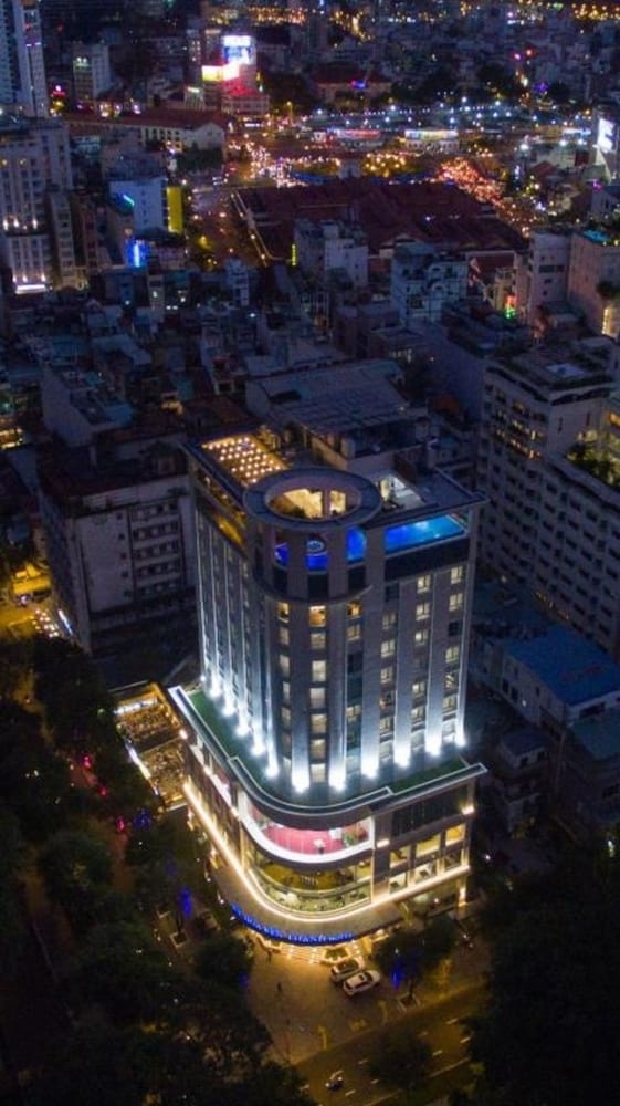 숙박 시설 정면 - 저녁/밤