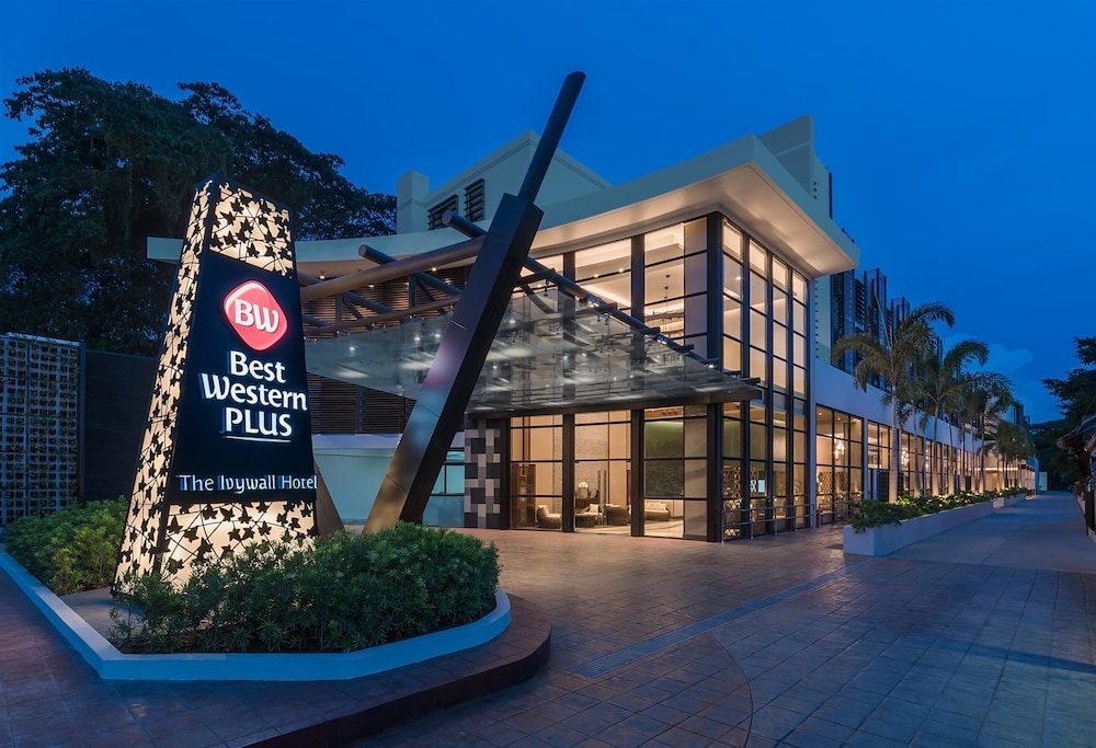 숙박 시설 정면 - 저녁/밤