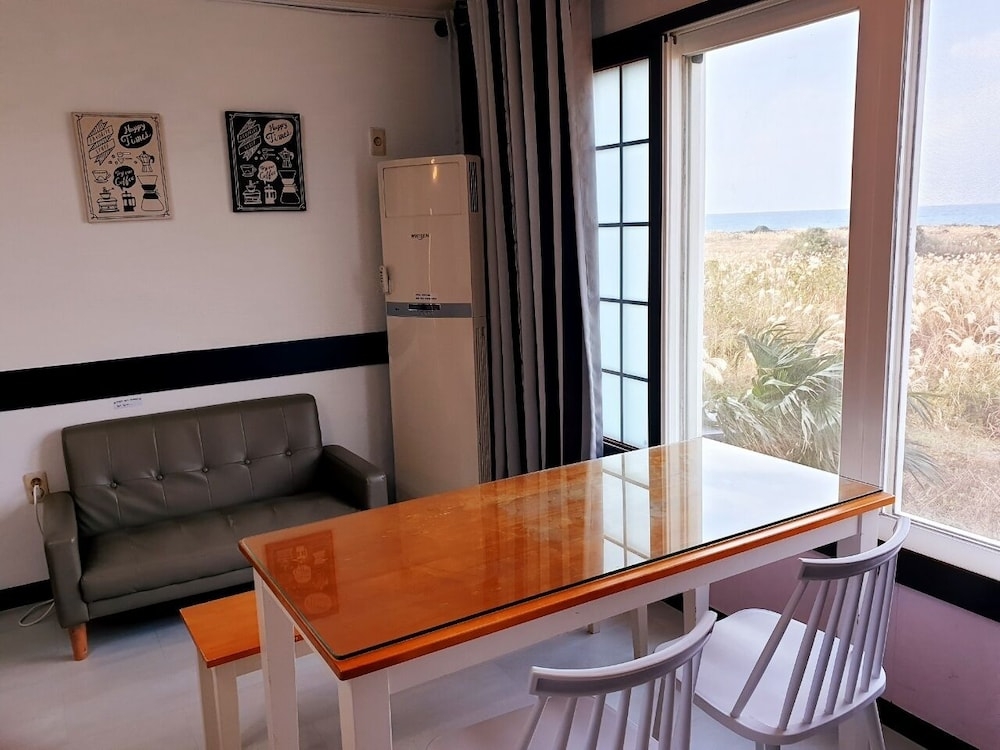 객실 내 식사 공간