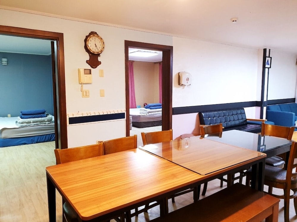 객실 내 식사 공간