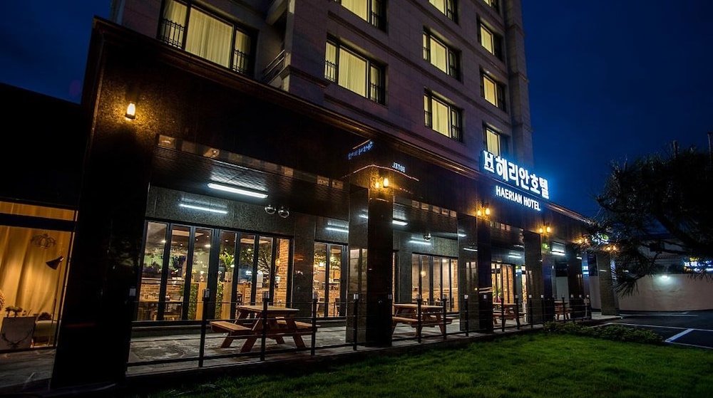 숙박 시설 정면 - 저녁/밤