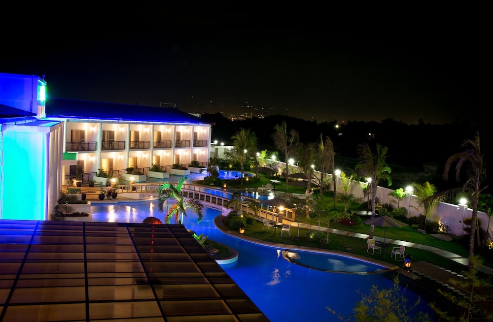 숙박 시설 정면 - 저녁/밤