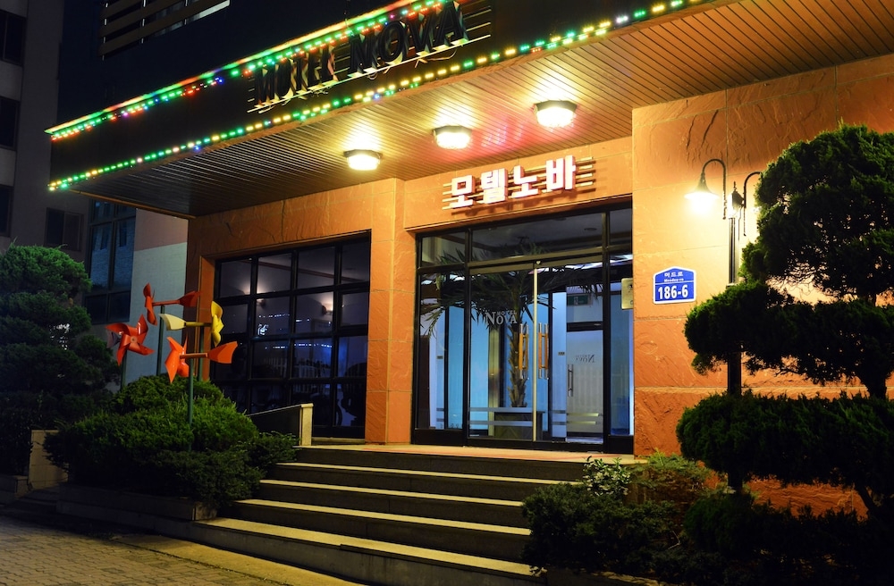 숙박 시설 입구