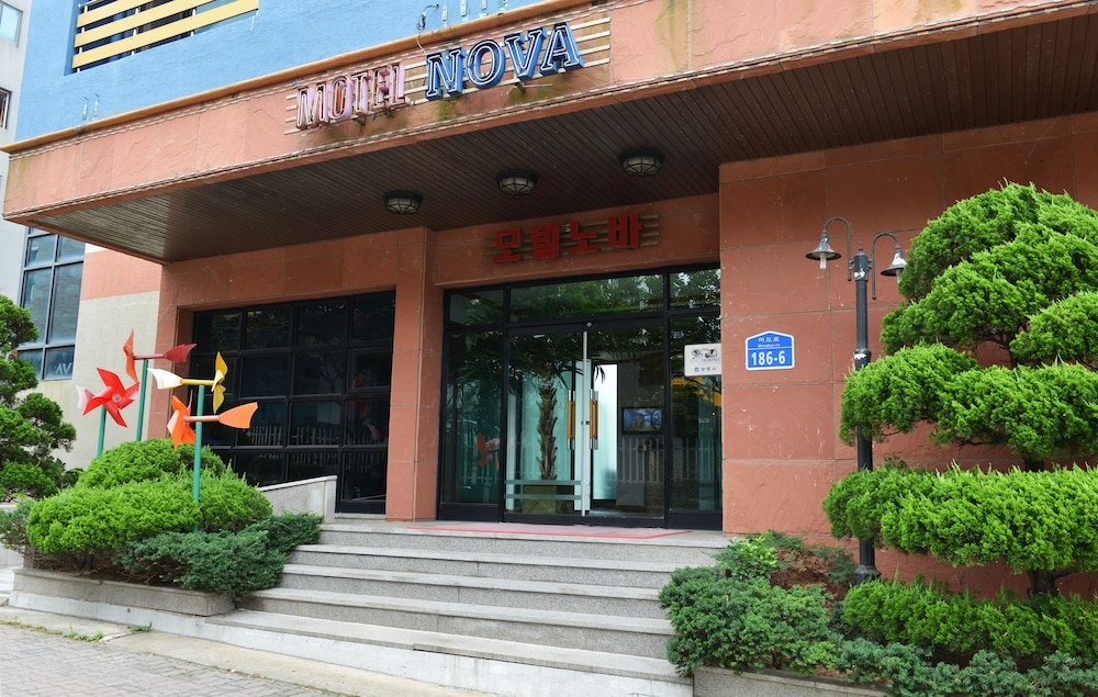 숙박 시설 입구