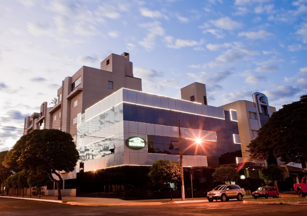 숙박 시설 정면 - 저녁/밤