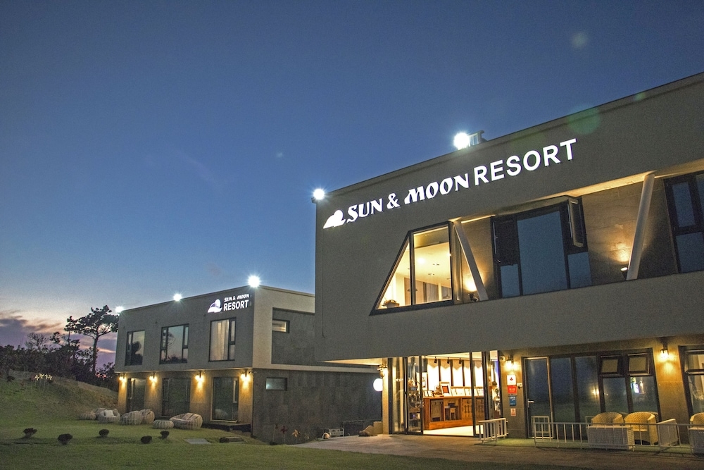 숙박 시설 정면 - 저녁/밤