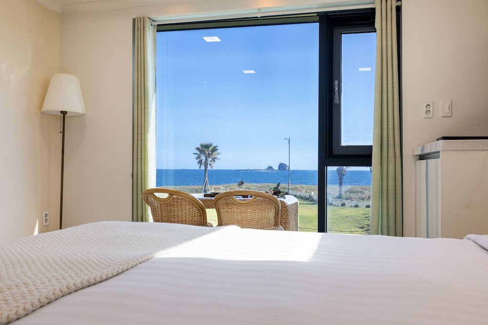 객실 내 식사 공간