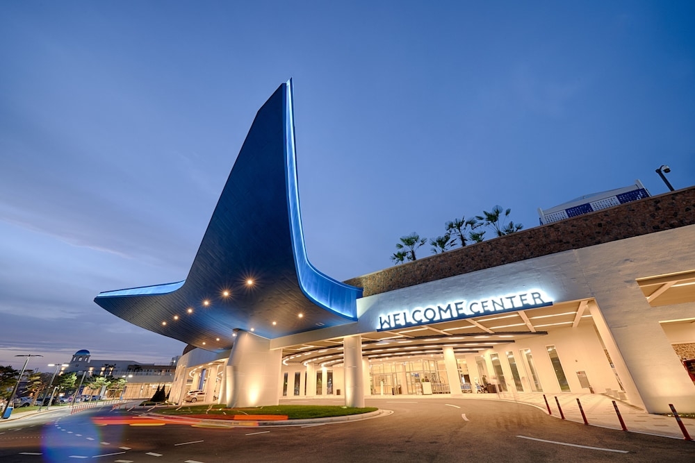 숙박 시설 정면 - 저녁/밤