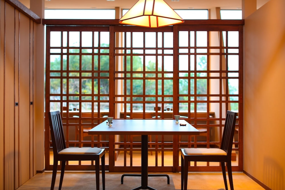 객실 내 식사 공간