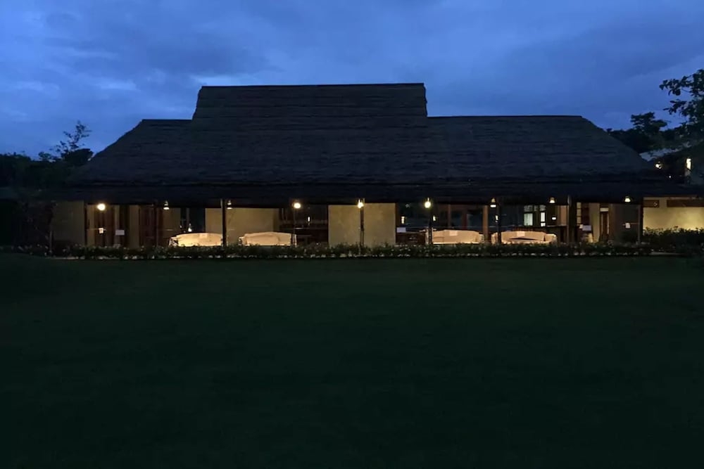 숙박 시설 정면 - 저녁/밤