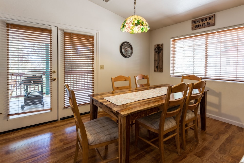 객실 내 식사 공간