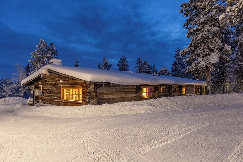 숙박 시설 정면 - 저녁/밤